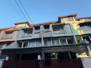 For rent 3 bedrooms townhouse in Wang Thonglang, Bangkok