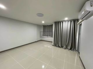 For rent 3 bedrooms townhouse in Wang Thonglang, Bangkok