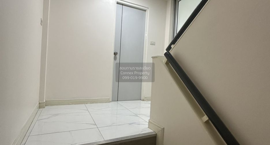 For rent 3 bedrooms townhouse in Wang Thonglang, Bangkok