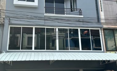 For rent 3 bedrooms townhouse in Wang Thonglang, Bangkok