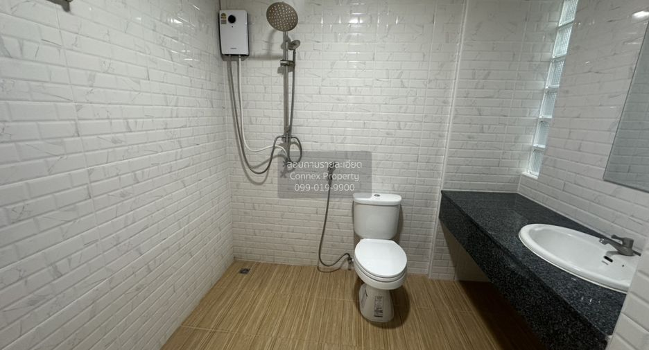 For rent 3 bedrooms townhouse in Wang Thonglang, Bangkok