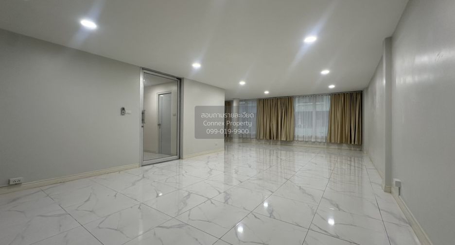 For rent 3 bedrooms townhouse in Wang Thonglang, Bangkok