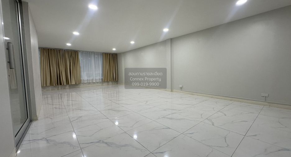 For rent 3 bedrooms townhouse in Wang Thonglang, Bangkok