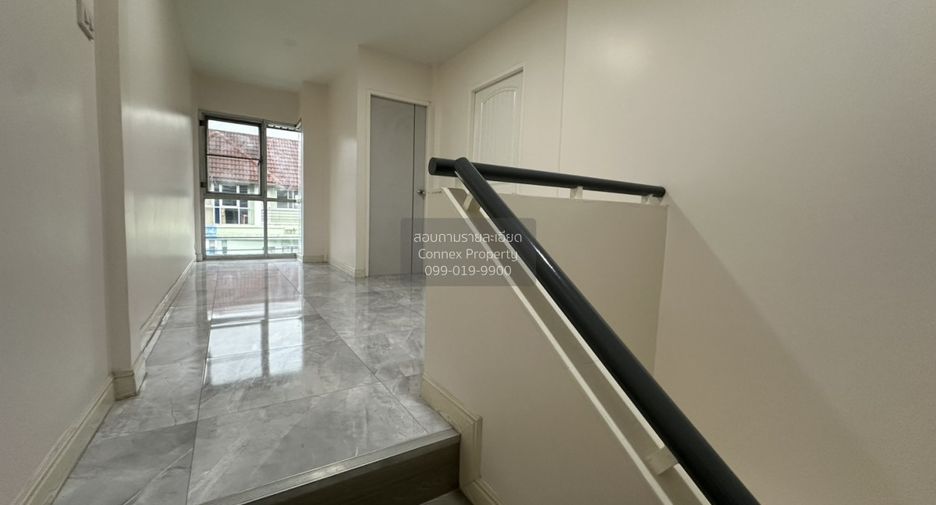For rent 3 bedrooms townhouse in Wang Thonglang, Bangkok