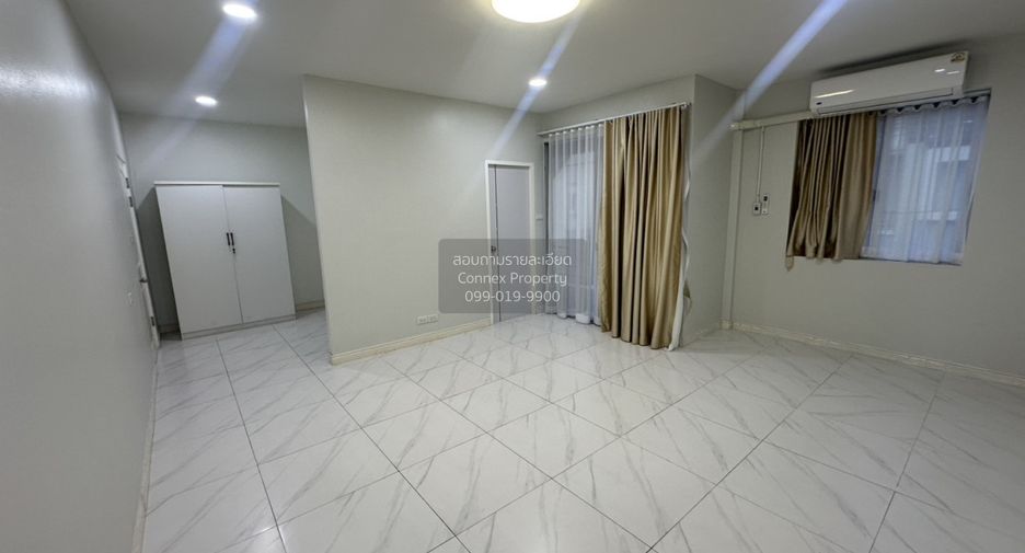 For rent 3 bedrooms townhouse in Wang Thonglang, Bangkok