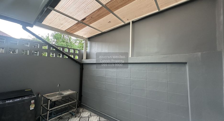 For rent 3 bedrooms townhouse in Wang Thonglang, Bangkok