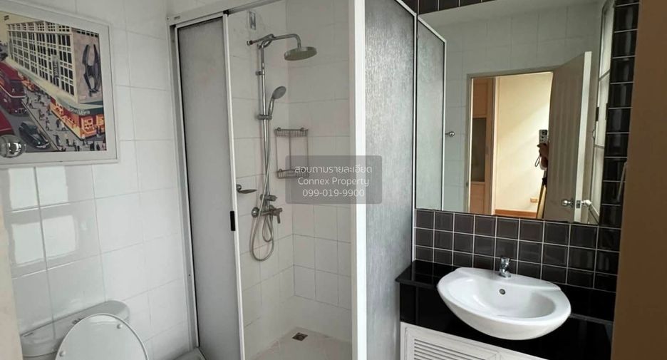 For rent 5 bedrooms townhouse in Yan Nawa, Bangkok