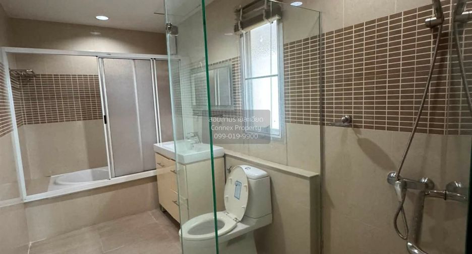 For rent 5 bedrooms townhouse in Yan Nawa, Bangkok