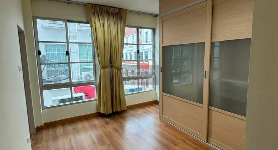 For rent 5 bedrooms townhouse in Yan Nawa, Bangkok