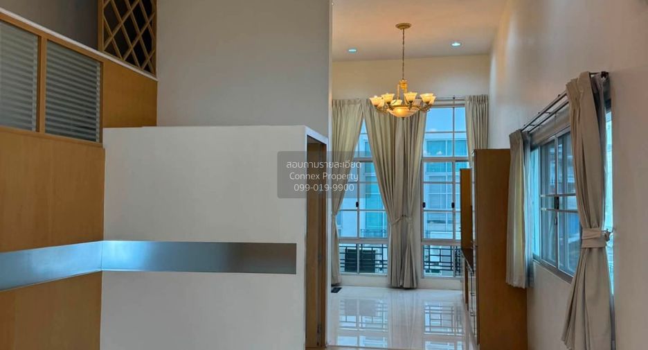For rent 5 bedrooms townhouse in Yan Nawa, Bangkok