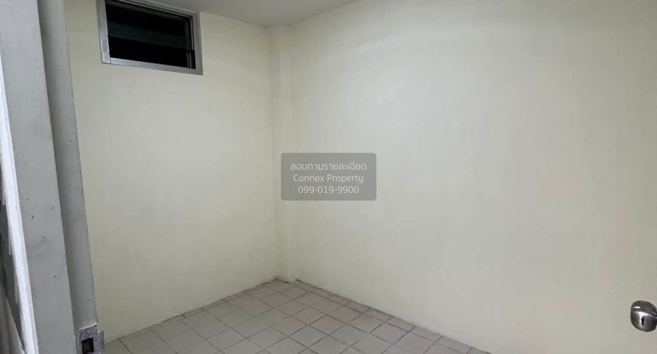For rent 5 bedrooms townhouse in Yan Nawa, Bangkok