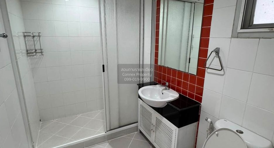 For rent 5 bedrooms townhouse in Yan Nawa, Bangkok