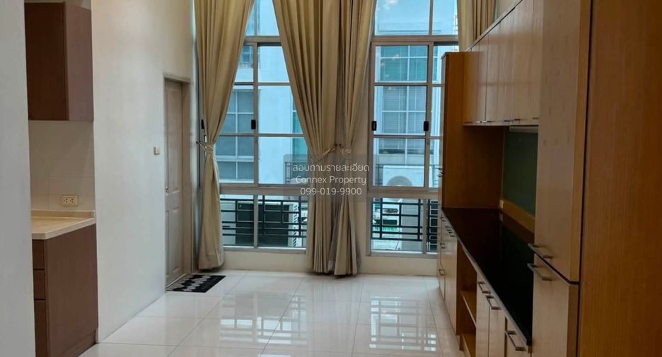 For rent 5 bedrooms townhouse in Yan Nawa, Bangkok