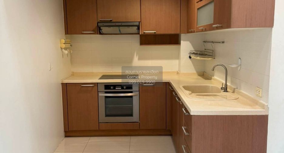 For rent 5 bedrooms townhouse in Yan Nawa, Bangkok