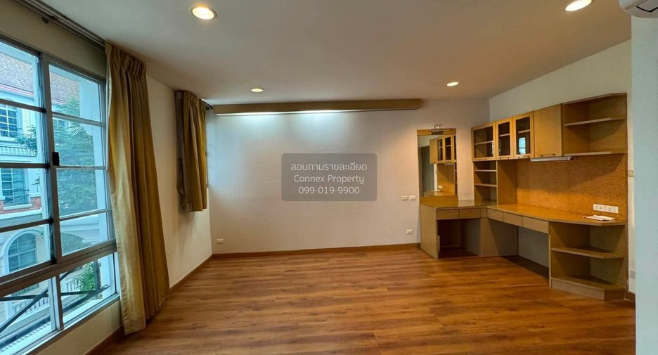 For rent 5 bedrooms townhouse in Yan Nawa, Bangkok