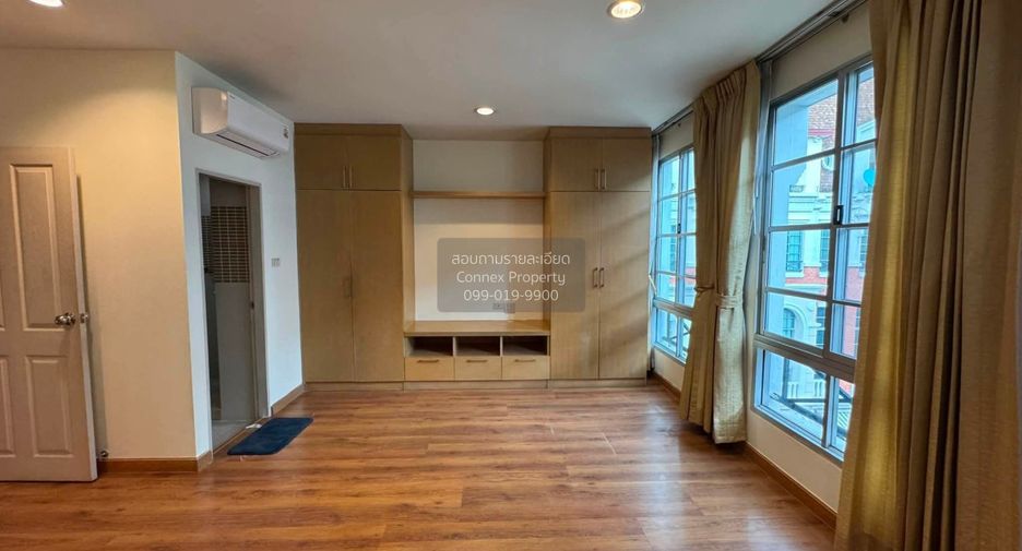 For rent 5 bedrooms townhouse in Yan Nawa, Bangkok