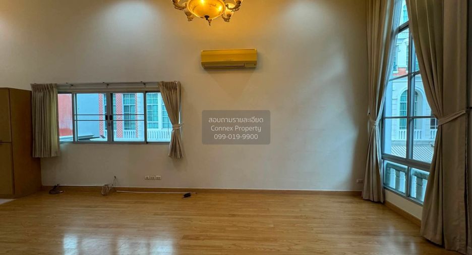 For rent 5 bedrooms townhouse in Yan Nawa, Bangkok