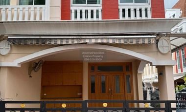 For rent 5 bedrooms townhouse in Yan Nawa, Bangkok