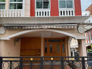 For rent 5 bedrooms townhouse in Yan Nawa, Bangkok