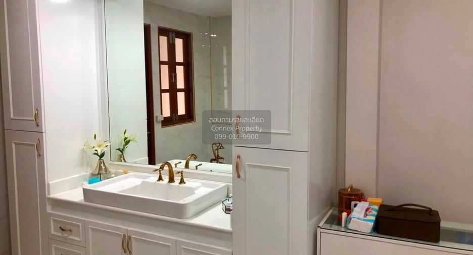 For rent 3 bedrooms townhouse in Huai Khwang, Bangkok