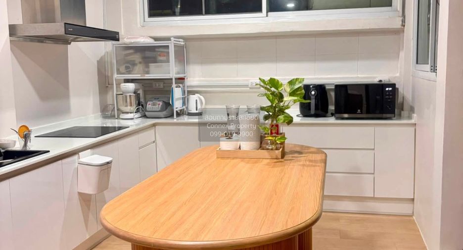 For rent 3 bedrooms townhouse in Huai Khwang, Bangkok