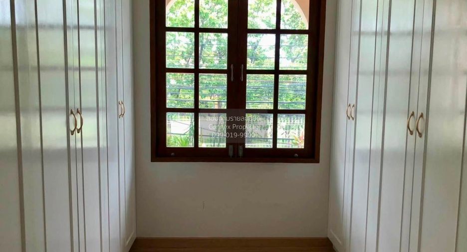 For rent 3 bedrooms townhouse in Huai Khwang, Bangkok