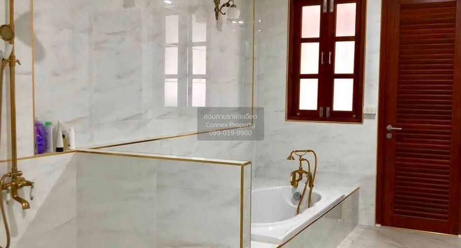For rent 3 bedrooms townhouse in Huai Khwang, Bangkok
