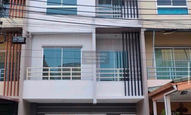 À louer 3 chambres maison de ville à Mueang Nonthaburi, Nonthaburi