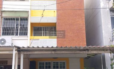 For rent 3 bedrooms townhouse in Wang Thonglang, Bangkok