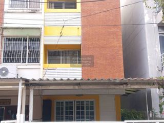 For rent 3 bedrooms townhouse in Wang Thonglang, Bangkok