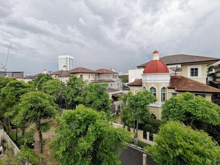 For rent 3 bedrooms townhouse in Yan Nawa, Bangkok