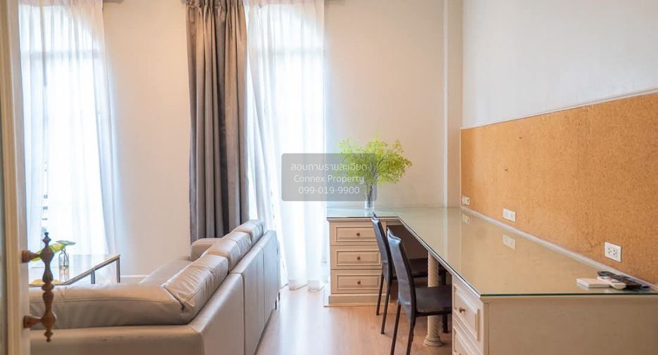 For rent 3 bedrooms townhouse in Yan Nawa, Bangkok