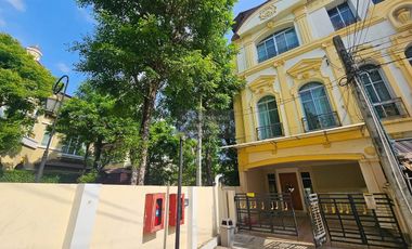 For rent 3 bedrooms townhouse in Yan Nawa, Bangkok