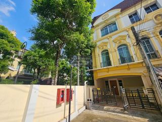 For rent 3 bedrooms townhouse in Yan Nawa, Bangkok
