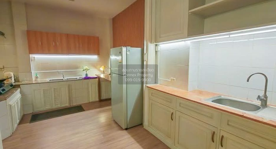 For rent 3 bedrooms townhouse in Yan Nawa, Bangkok