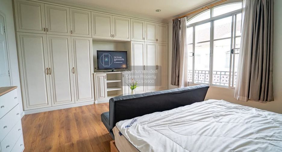For rent 3 bedrooms townhouse in Yan Nawa, Bangkok