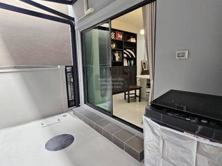 For rent 3 bedrooms townhouse in Saphan Sung, Bangkok