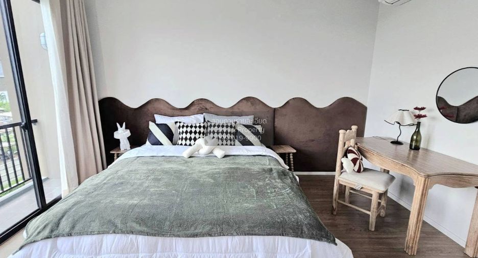 For rent 3 bedrooms townhouse in Saphan Sung, Bangkok