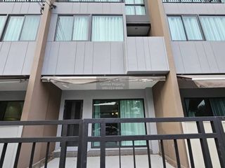 For rent 3 bedrooms townhouse in Saphan Sung, Bangkok