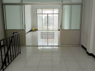 For rent 3 ベッドルーム retail Space in Phra Khanong, Bangkok