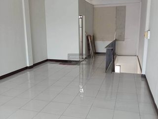 For rent 3 ベッドルーム retail Space in Phra Khanong, Bangkok