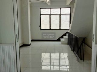 For rent 3 ベッドルーム retail Space in Phra Khanong, Bangkok