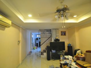 Casa adosada en venta de 4 habitaciones en Wang Thonglang, Bangkok