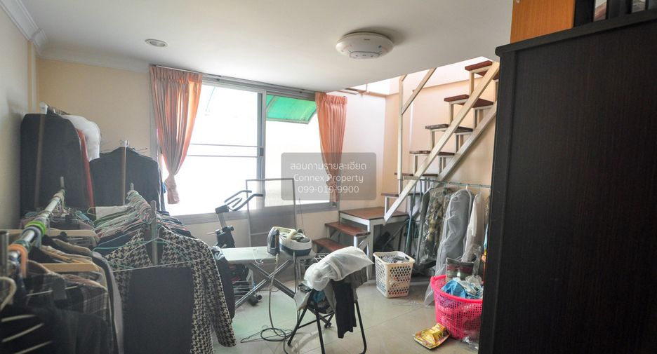 For sale 4 bedrooms townhouse in Wang Thonglang, Bangkok