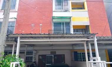 For sale 4 bedrooms townhouse in Wang Thonglang, Bangkok