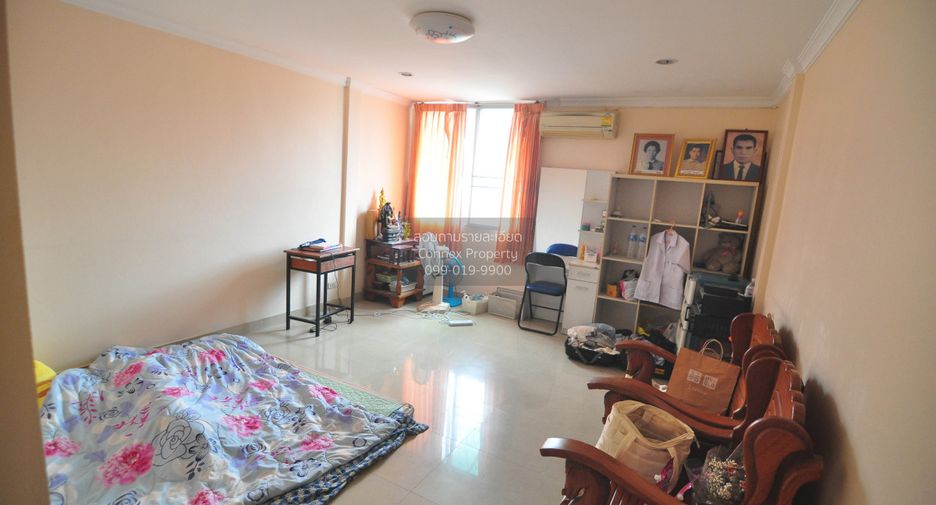 For sale 4 bedrooms townhouse in Wang Thonglang, Bangkok