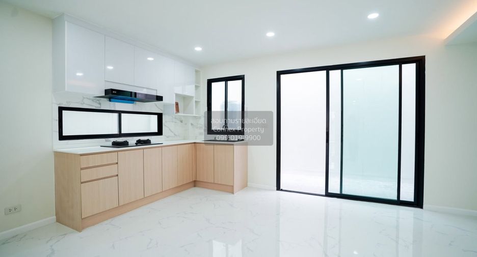 For sale 3 bedrooms townhouse in Bang Na, Bangkok