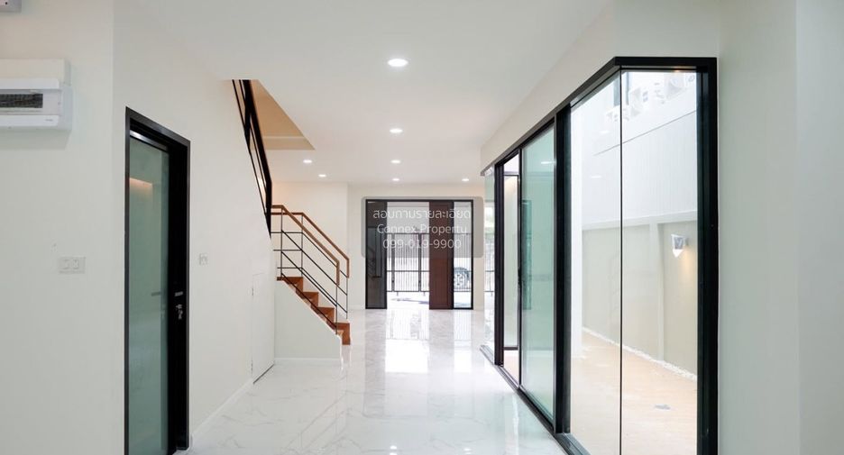 For sale 3 bedrooms townhouse in Bang Na, Bangkok