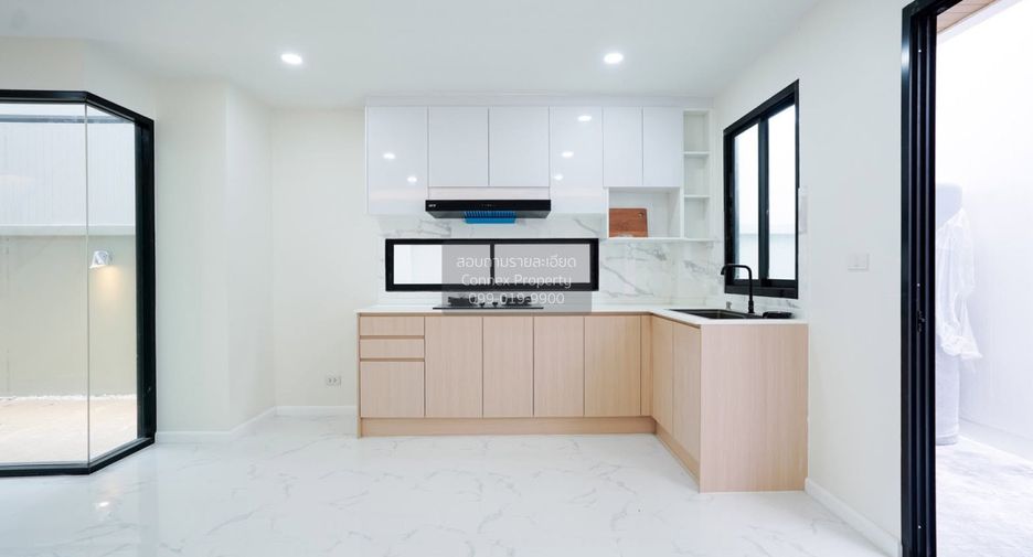 For sale 3 bedrooms townhouse in Bang Na, Bangkok