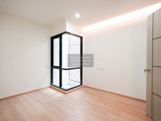 Casa adosada en venta de 3 habitaciones en Bang Na, Bangkok